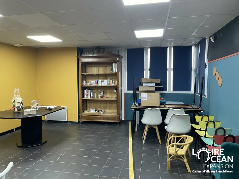À louer  Local commercial / d&rsquo;activités  Environ 278 m²  Vallet