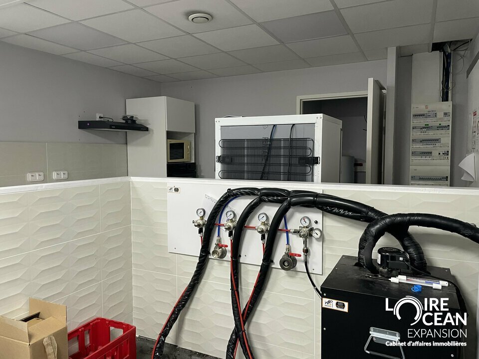 À louer  Local commercial / d&rsquo;activités  Environ 278 m²  Vallet