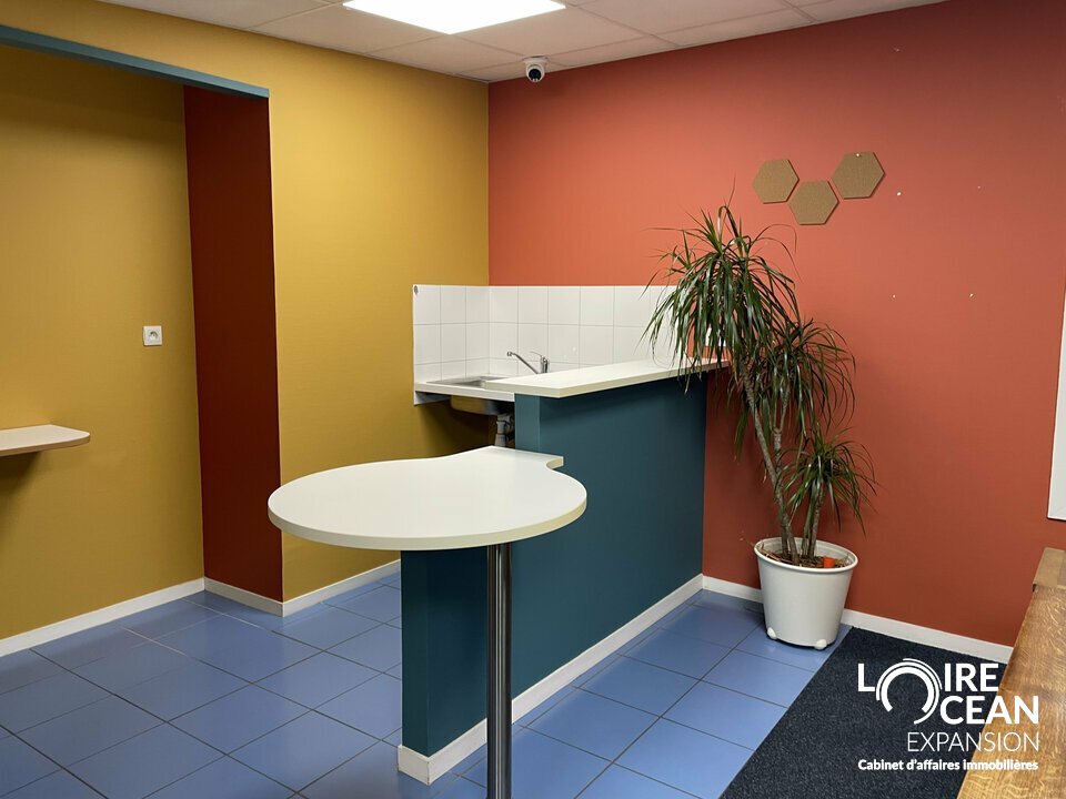 À louer  Local commercial / d&rsquo;activités  Environ 278 m²  Vallet