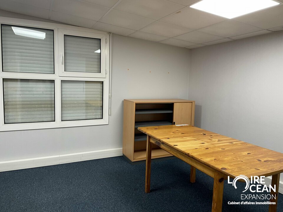 À louer  Local commercial / d&rsquo;activités  Environ 278 m²  Vallet