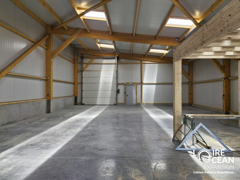 LOCAL D&rsquo;ACTIVITE ZA LA GENIERE ! OPPORTUNITE AVEC ESAPCE EXTERIEUR DE STOCKAGE !