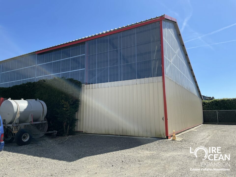 À LOUER  Bâtiments de stockage en zone A