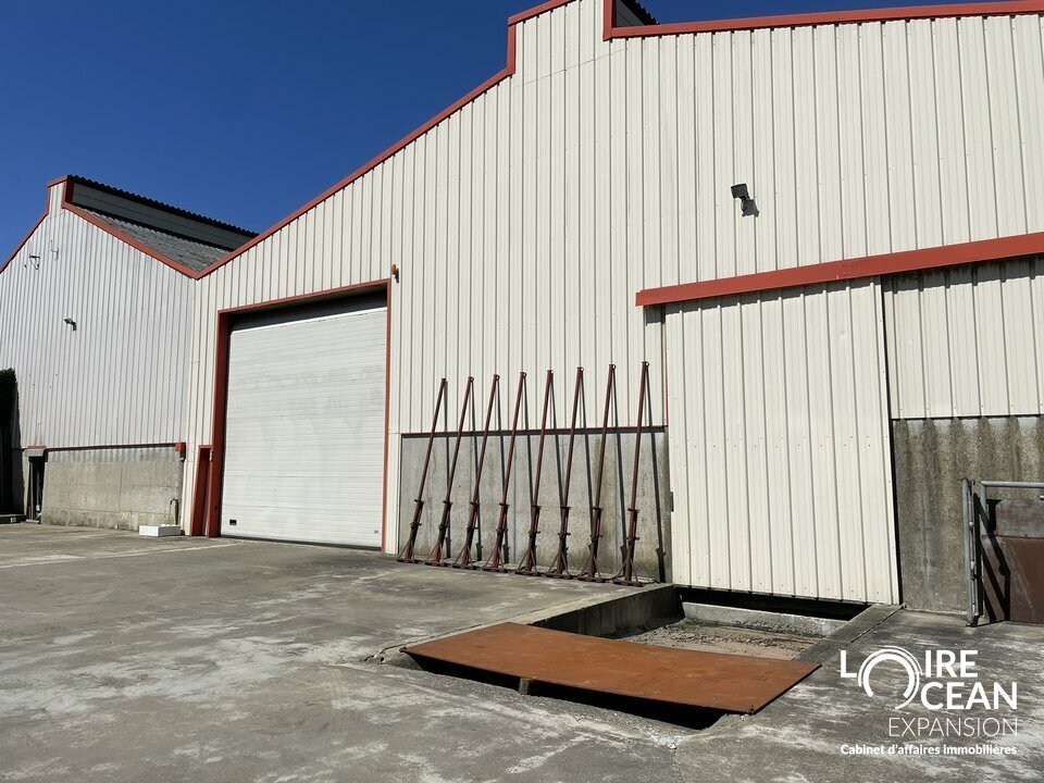 À LOUER  Bâtiments de stockage en zone A