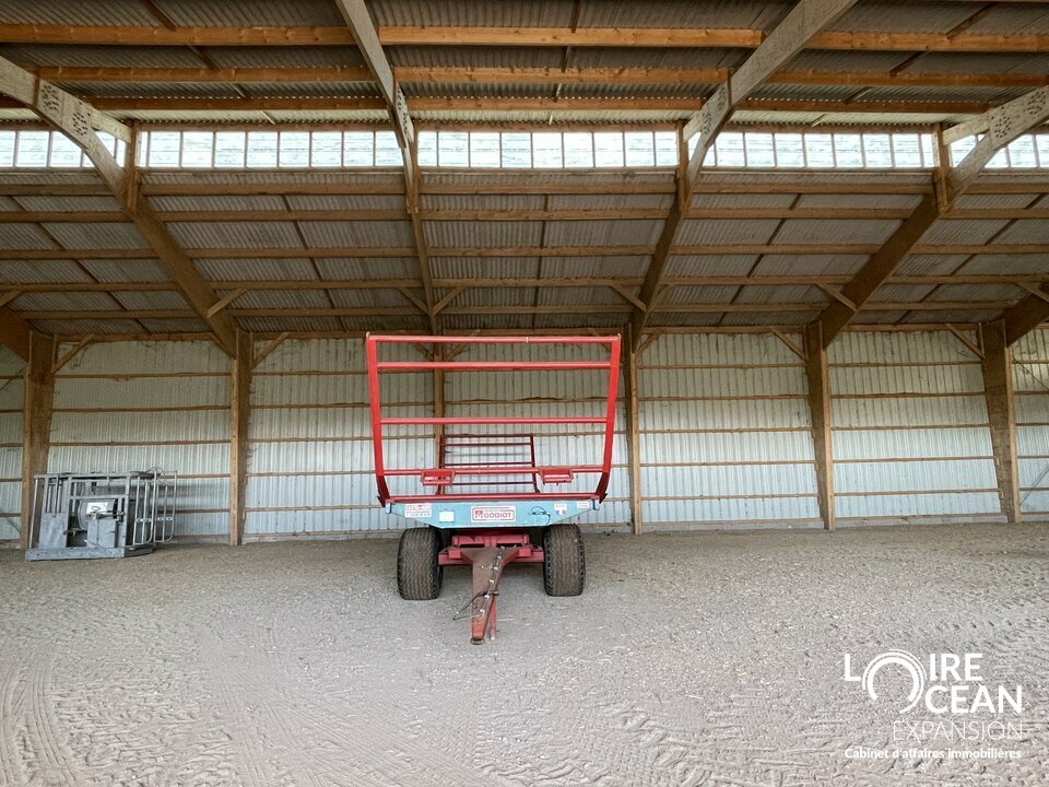 À LOUER  Bâtiments de stockage en zone A