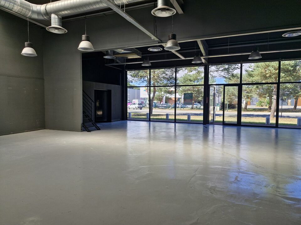 SITUE EN ZONE D&rsquo; ACTIVITE ET COMMERCIALE 300 M² + étage 100 M²