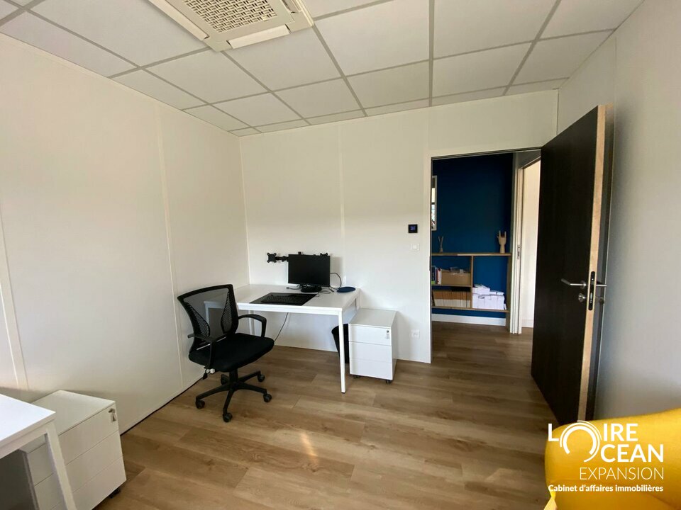 LOCATION / BUREAU MEUBLE