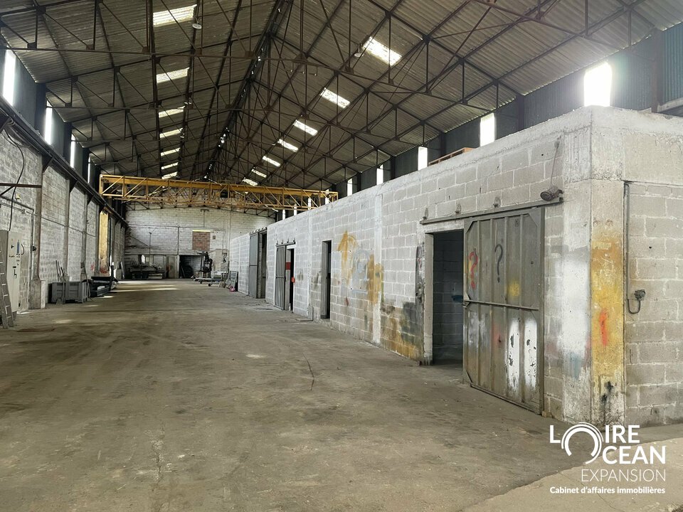 Local d&rsquo;activité à louer  900 m²  Beaucouzé