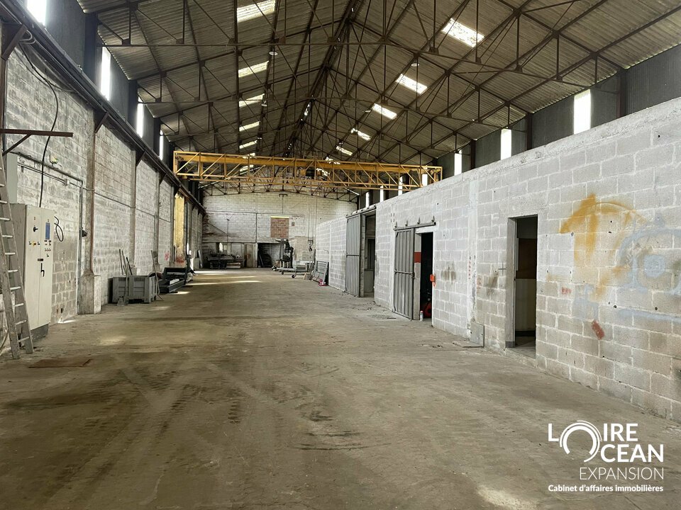 Local d&rsquo;activité à louer  900 m²  Beaucouzé