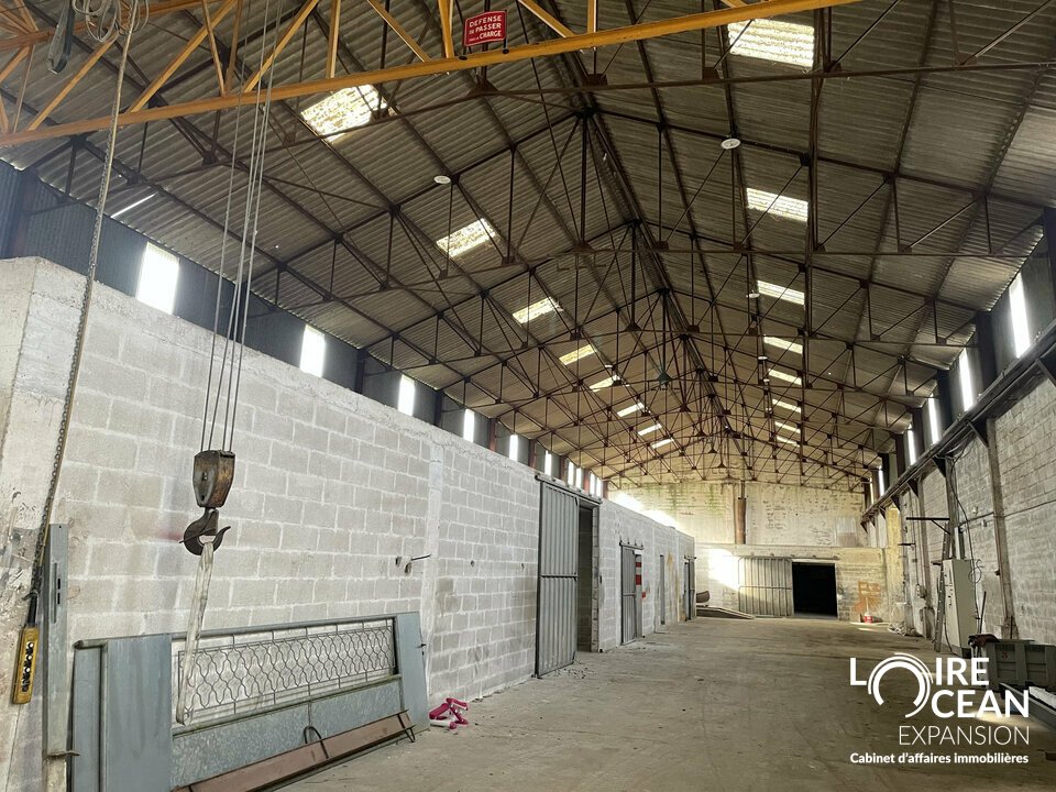 Local d&rsquo;activité à louer  900 m²  Beaucouzé