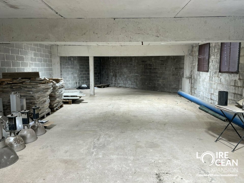 Local d&rsquo;activité à louer  900 m²  Beaucouzé
