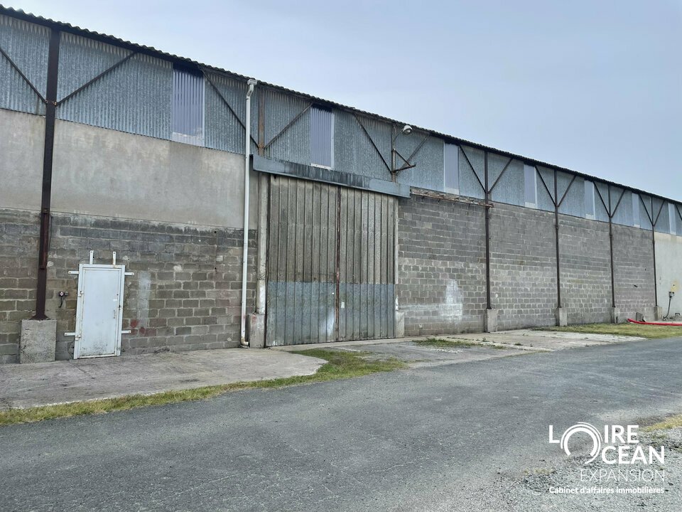 Local d&rsquo;activité à louer  900 m²  Beaucouzé