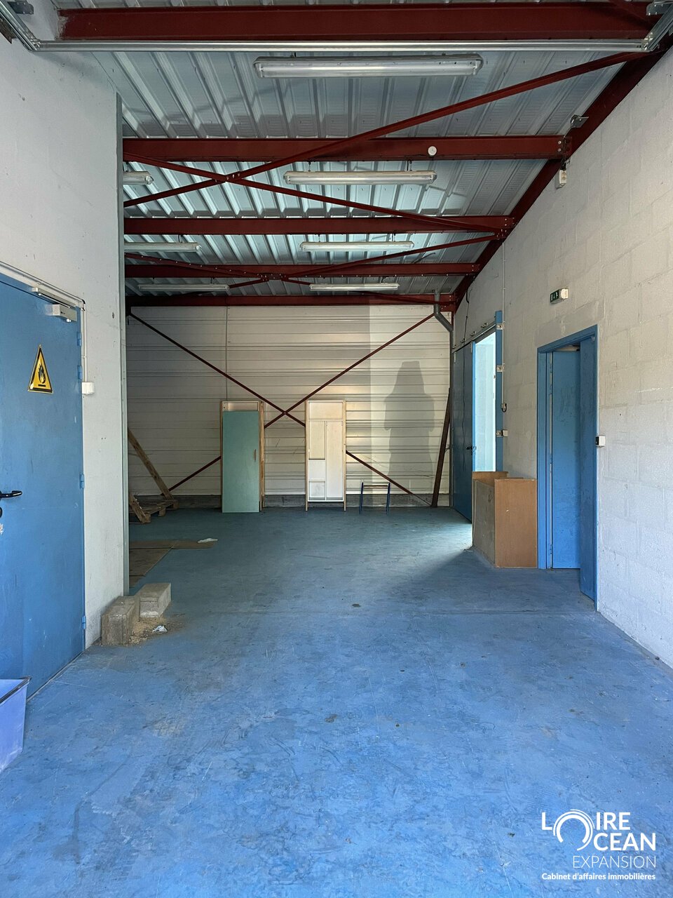Local d&rsquo;activité à vendre  Orée-d&rsquo;Anjou  200 m²