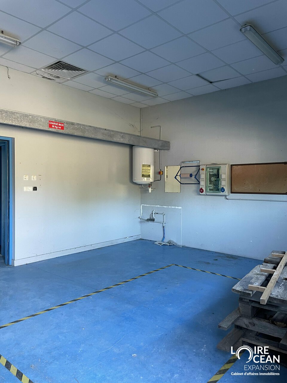 Local d&rsquo;activité à vendre  Orée-d&rsquo;Anjou  200 m²