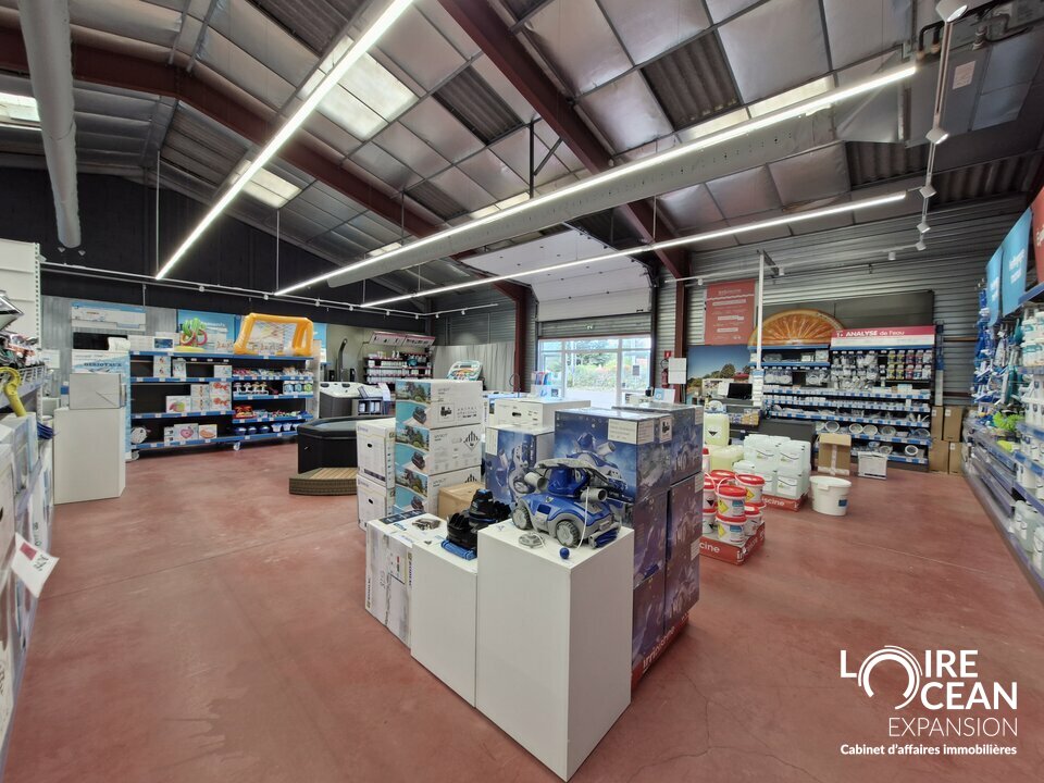 PORNIC OUEST – LOCAL COMMERCIAL/ACTIVITE AVEC STOCKAGE EXTERIEUR PRIVATIF – FORTE VISIBLITE !