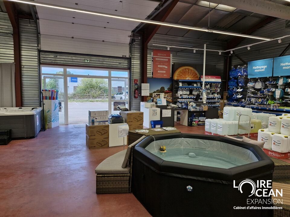 PORNIC OUEST – LOCAL COMMERCIAL/ACTIVITE AVEC STOCKAGE EXTERIEUR PRIVATIF – FORTE VISIBLITE !