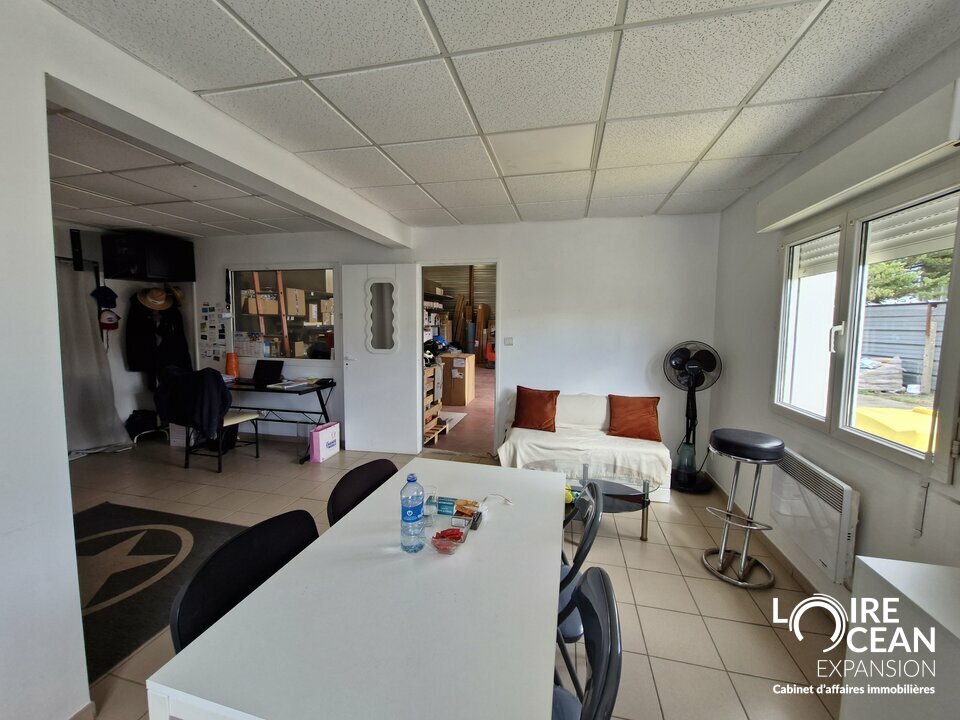 PORNIC OUEST – LOCAL COMMERCIAL/ACTIVITE AVEC STOCKAGE EXTERIEUR PRIVATIF – FORTE VISIBLITE !