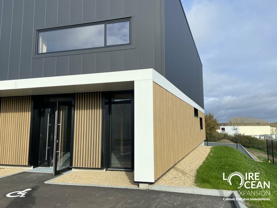 À LOUER  LOCAL NEUF 210 m²  LION D’ANGERS