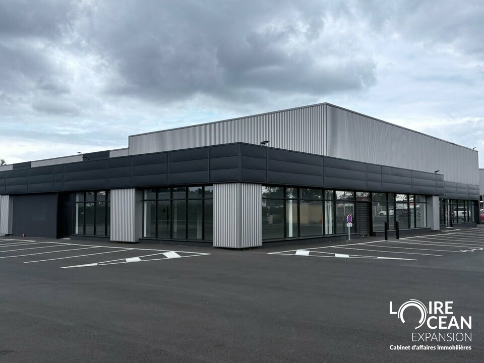 Cellule idéalement situé en façade de la RD 523