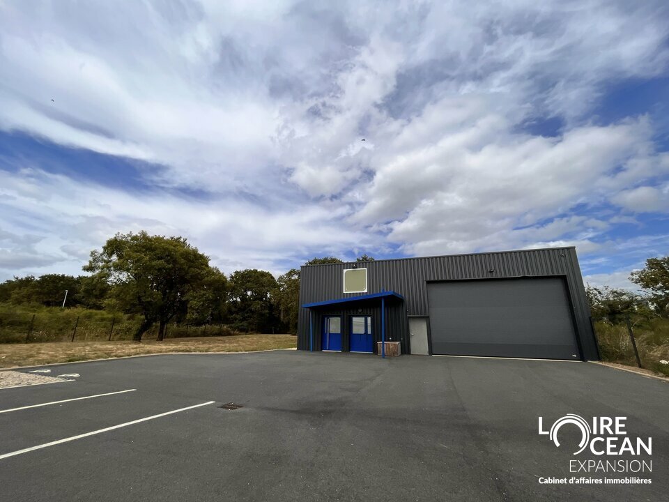 LOIRE OCÉAN EXPANSION vous propose à la LOCATION :

Un local d’activités alimentaires de 195 m², situé à proximité immédiate du MIN de Nantes, au sein d’une parcelle clôturée offrant sécurité et accessibilité.