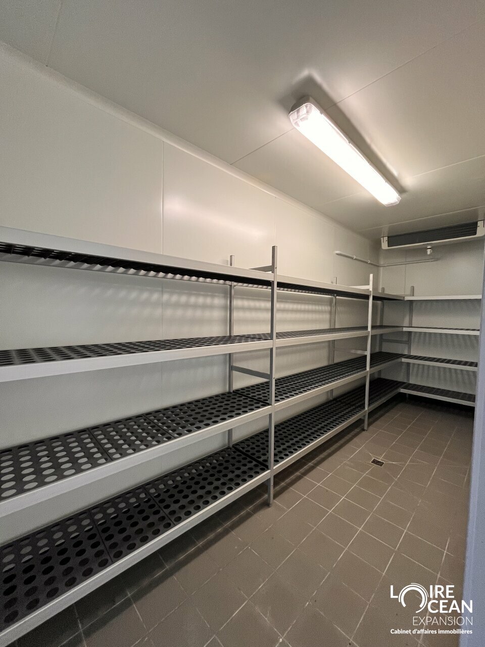 A LOUER – Opportunité rare de 195m² dédiés à l&rsquo;alimentaire en zone artisanale proche du MIN de Nantes.