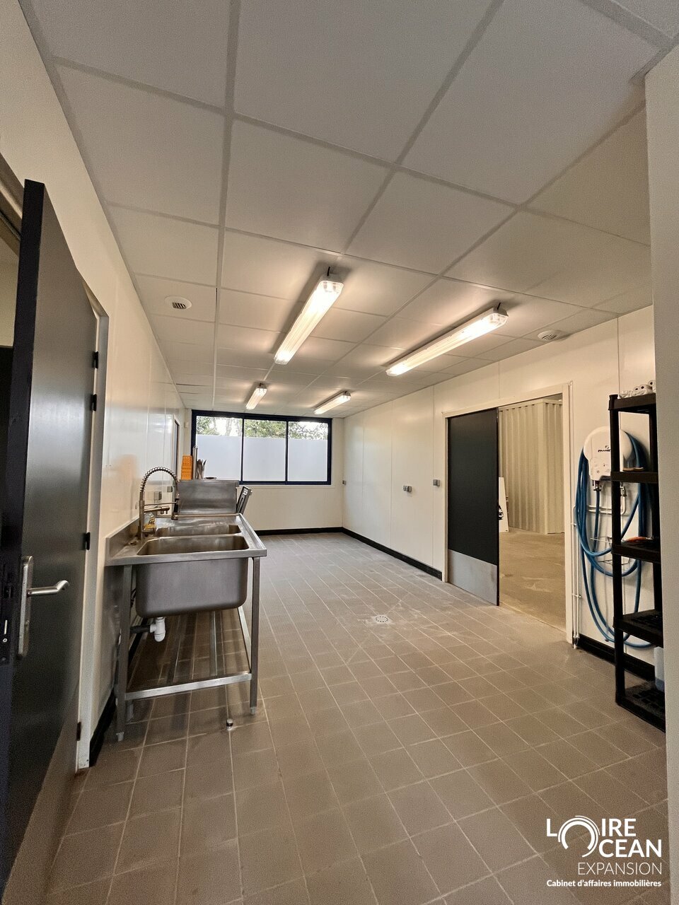 A LOUER – Opportunité rare de 195m² dédiés à l&rsquo;alimentaire en zone artisanale proche du MIN de Nantes.