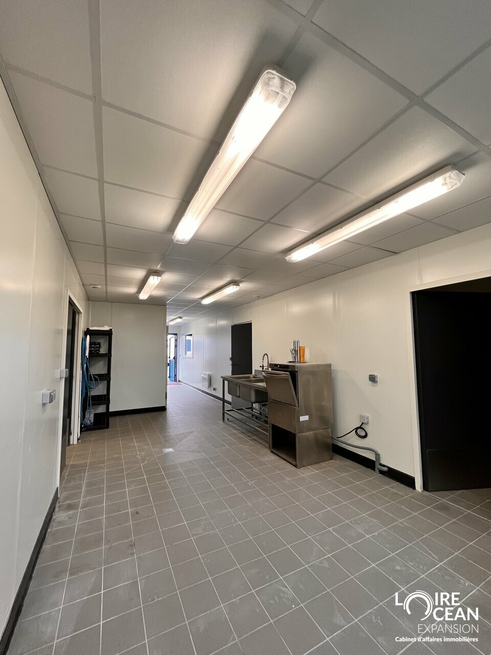 A LOUER – Opportunité rare de 195m² dédiés à l&rsquo;alimentaire en zone artisanale proche du MIN de Nantes.