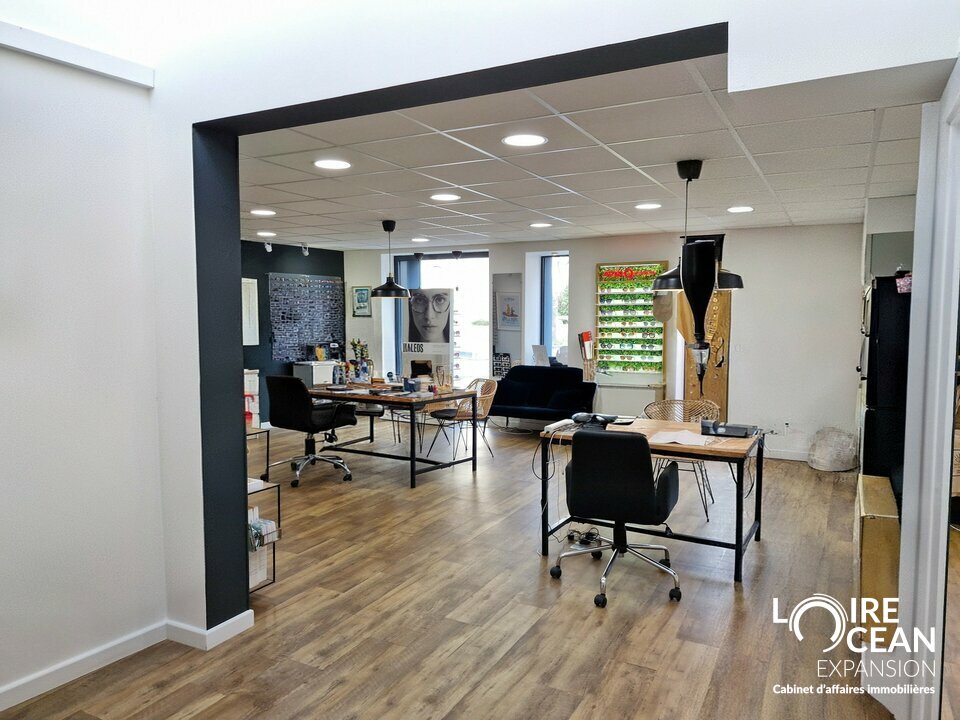 LOCAL COMMERCIAL GRANDE VISIBLITE, PLACE CENTRALE DE LA PLAINE SUR MER !