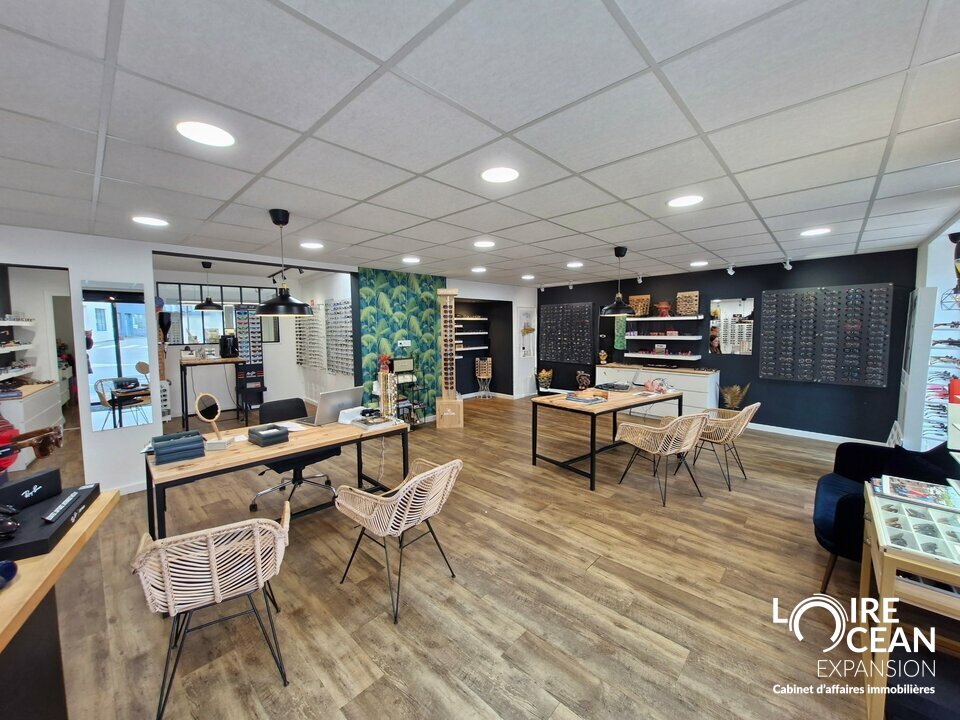 LOCAL COMMERCIAL GRANDE VISIBLITE, PLACE CENTRALE DE LA PLAINE SUR MER !