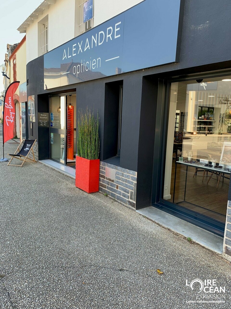 LOCAL COMMERCIAL GRANDE VISIBLITE, PLACE CENTRALE DE LA PLAINE SUR MER !