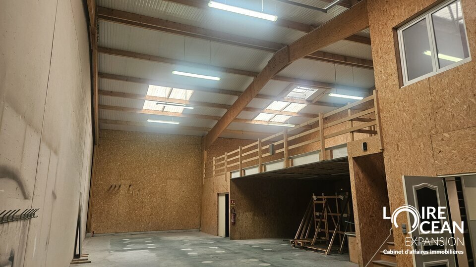 Local d&rsquo;activité de 240 m2 + 120 m2 Mezzanine à Saint-Michel Chef Chef (44730) – Libre de Suite