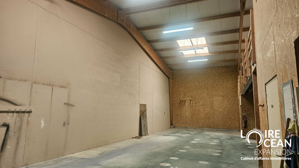 Local d&rsquo;activité de 240 m2 + 120 m2 Mezzanine à Saint-Michel Chef Chef (44730) – Libre de Suite