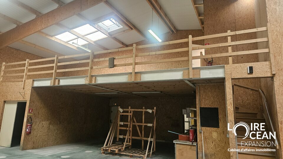 Local d&rsquo;activité de 240 m2 + 120 m2 Mezzanine à Saint-Michel Chef Chef (44730) – Libre de Suite