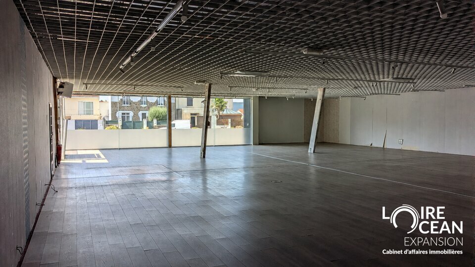 À LOUER  Cellule commerciale de 360 m²  Emplacement n°1 à Cholet