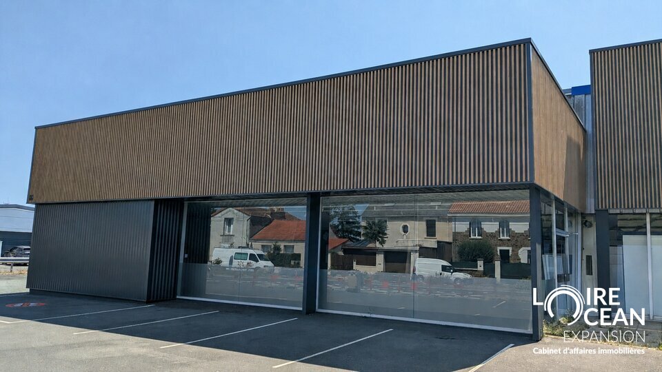 À LOUER  Cellule commerciale de 360 m²  Emplacement n°1 à Cholet