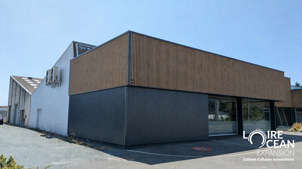 À LOUER  Cellule commerciale de 360 m²  Emplacement n°1 à Cholet