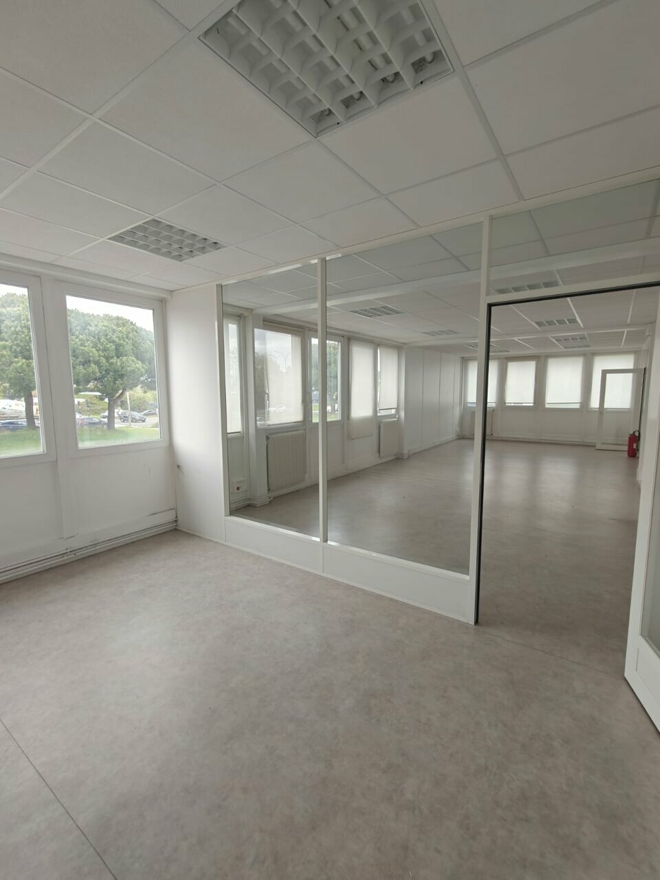 Bureaux PMR avec ascenseur – Visibilité exceptionnelle Route de Paris – R+2