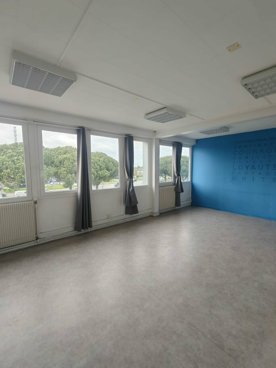 Bureaux PMR avec ascenseur – Visibilité exceptionnelle Route de Paris – R+2