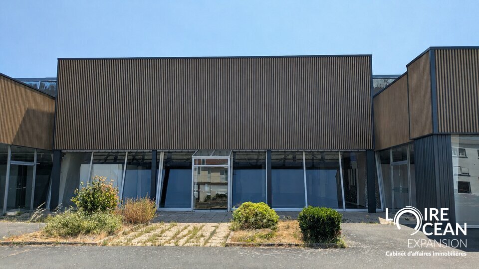 À LOUER  Cellule commerciale de 780 m²  Emplacement n°1 à Cholet