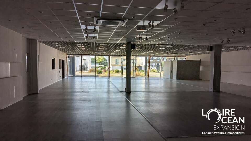 À LOUER  Cellule commerciale de 780 m²  Emplacement n°1 à Cholet