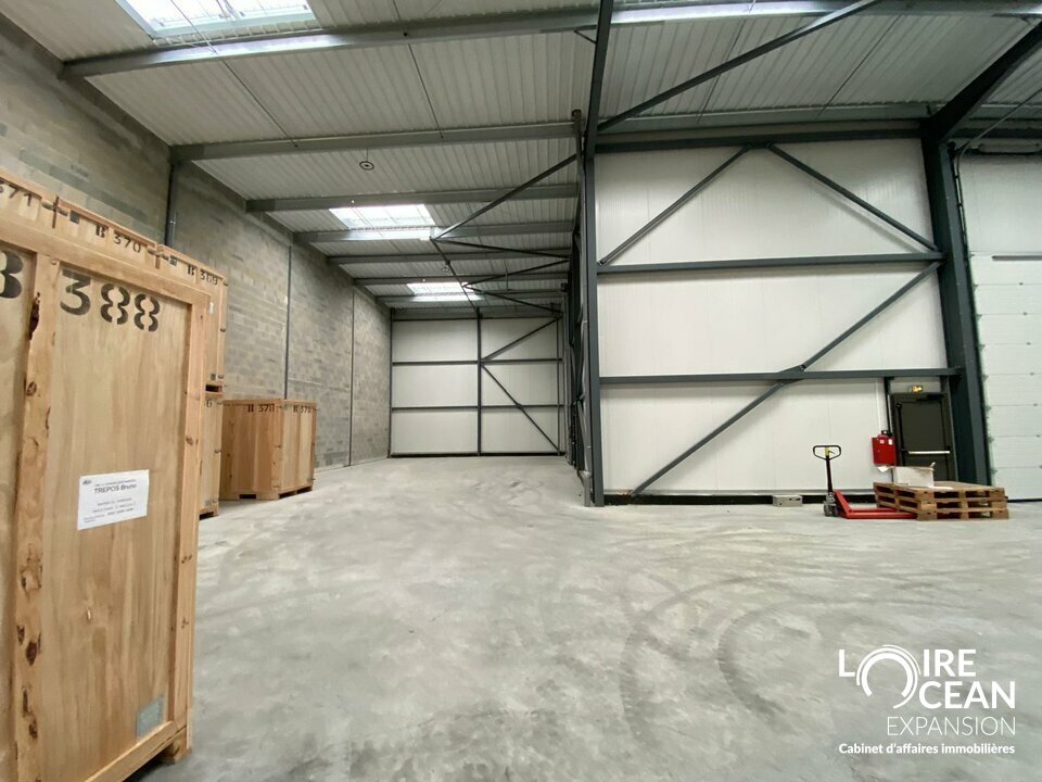 À louer  Bâtiment indépendant de 500 m² avec stockage et bureaux