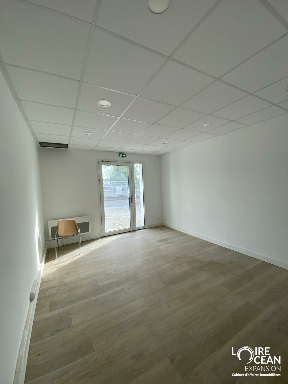 À louer  Bâtiment indépendant de 500 m² avec stockage et bureaux