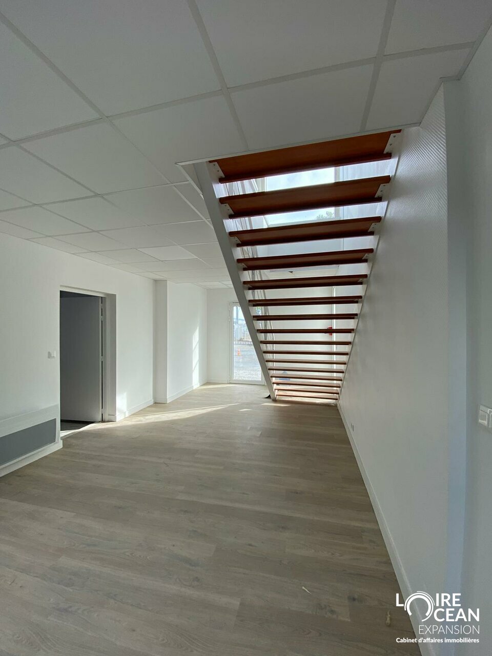 À louer  Bâtiment indépendant de 500 m² avec stockage et bureaux
