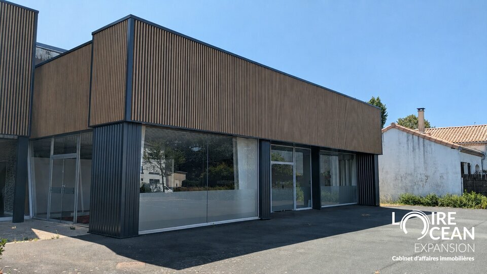 À LOUER  Cellule commerciale de 560 m²  Emplacement n°1 à Cholet