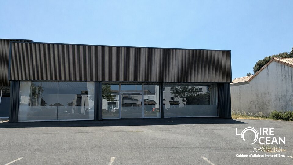 À LOUER  Cellule commerciale de 560 m²  Emplacement n°1 à Cholet
