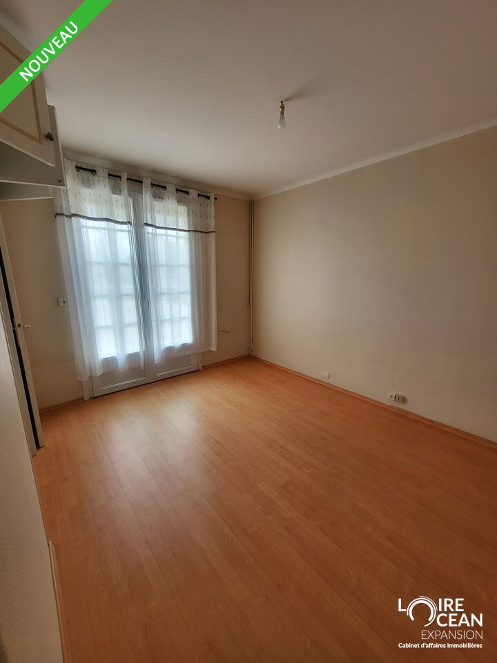 BUREAUX/LOCAUX PROFESSIONNELS AXE TRES PASSANT ST HILAIRE DE CHALEONS :