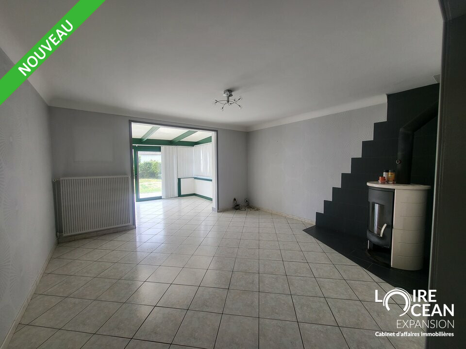 BUREAUX/LOCAUX PROFESSIONNELS AXE TRES PASSANT ST HILAIRE DE CHALEONS :