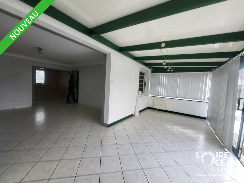BUREAUX/LOCAUX PROFESSIONNELS AXE TRES PASSANT ST HILAIRE DE CHALEONS :