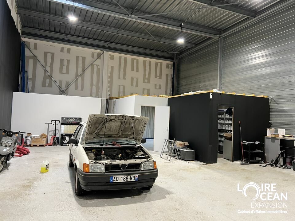 À LOUER  Cellule d’activité / commerce  183 m²  Beaucouzé (49) À LOUER  Cellule d’activité / commerce  183 m²  Beaucouzé (49)