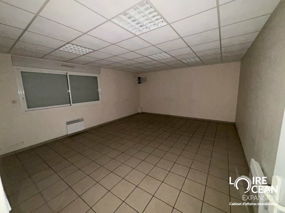 À louer Ancenis  Local d&rsquo;activité de 350 m² avec bureau, sanitaires et parc de stockage extérieur