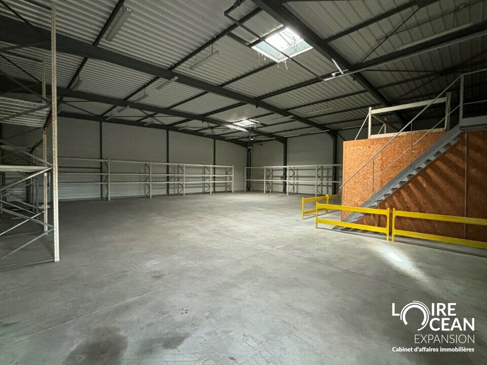 À louer Ancenis  Local d&rsquo;activité de 350 m² avec bureau, sanitaires et parc de stockage extérieur
